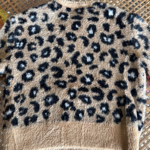 Absolute Softest Cozy Girls Leopard Zara Print Fuzzy Crewneck Sweater 6/7 - Picture 5 of 5